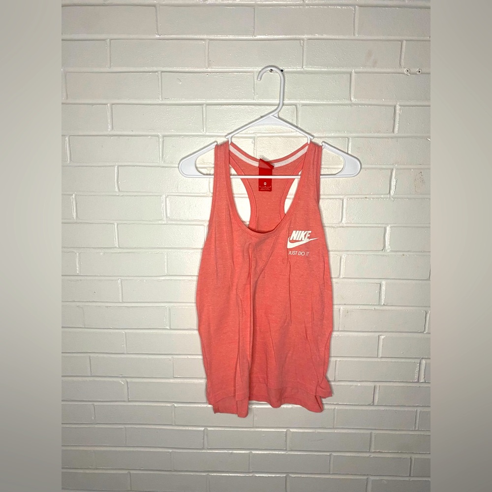 Women’s Nike peach color racer bank tank activewear.